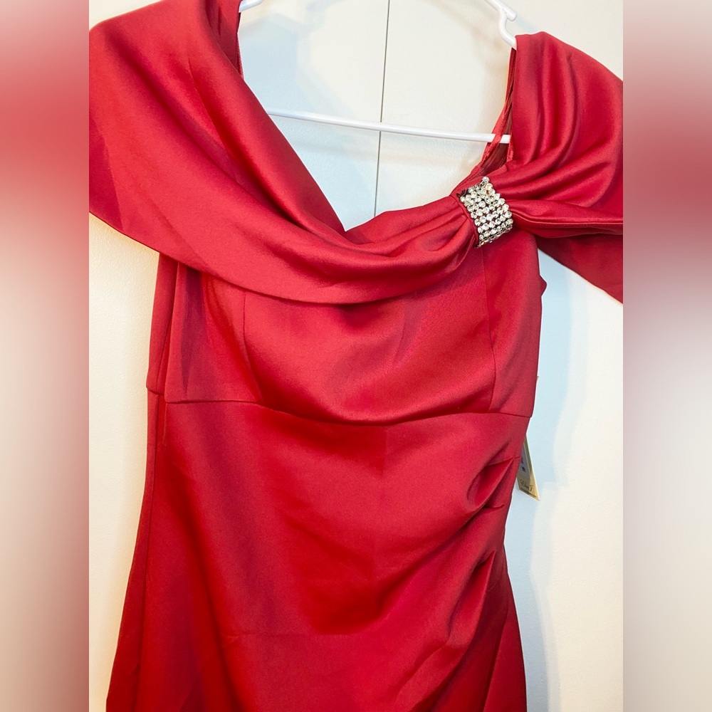 Elegant Red Off-Shoulder Sheath Dress with Jewel Accent (Size 6) Ptp 17” - Picture 3 of 9
